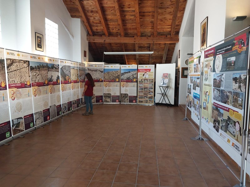 La exposición de la Fundación Dinópolis “Los yacimientos paleontológicos BIC de la provincia de Teruel” en Aguilar del Alfambra entre el 1 y el 15 de agosto
