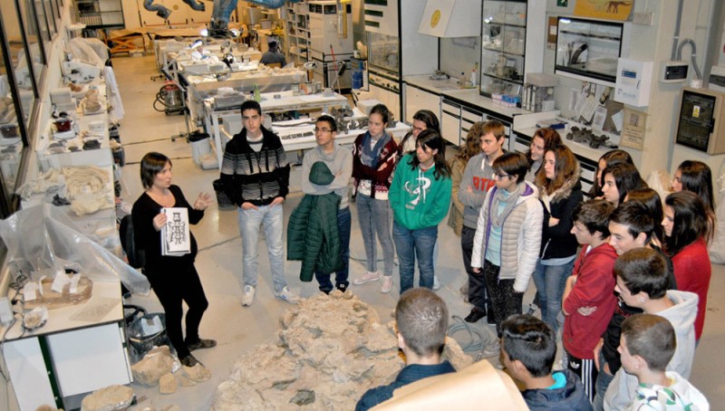 La Fundación Dinópolis celebra la Semana de la Ciencia con una jornada de puertas abiertas a su laboratorio, visita a un yacimiento y talleres paleontológicos.