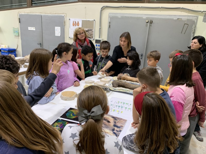 La Fundación Dinópolis celebra el Día Internacional de la Mujer y la Niña en la Ciencia en su laboratorio paleontológico