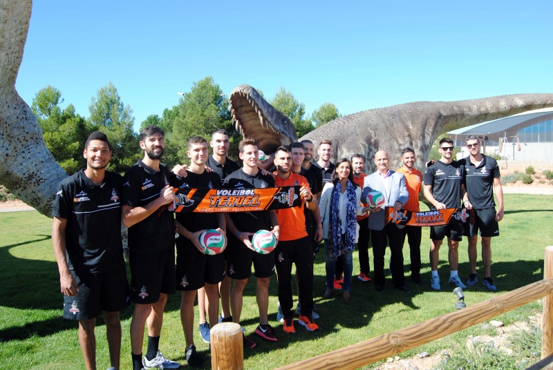 Dinópolis y Club Voleibol Teruel lanzan “Dinosaque”.