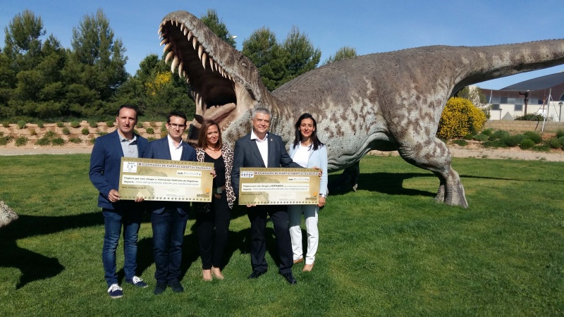 Dinópolis hace entrega a ASPANOA y la Asociación Síndrome de  Angelman del importe recaudado en sus XI Jornadas Solidarias.