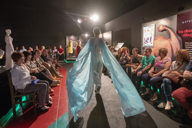 La moda turolense y aragonesa ‘deja huella’ en la I edición de ‘Teruel Fashion Day’ en Dinópolis.
