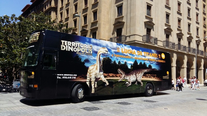 Dinópolis pone en marcha su autobús promocional y como primera parada ‘correrá’ los ‘Sanfermines’ de Pamplona.