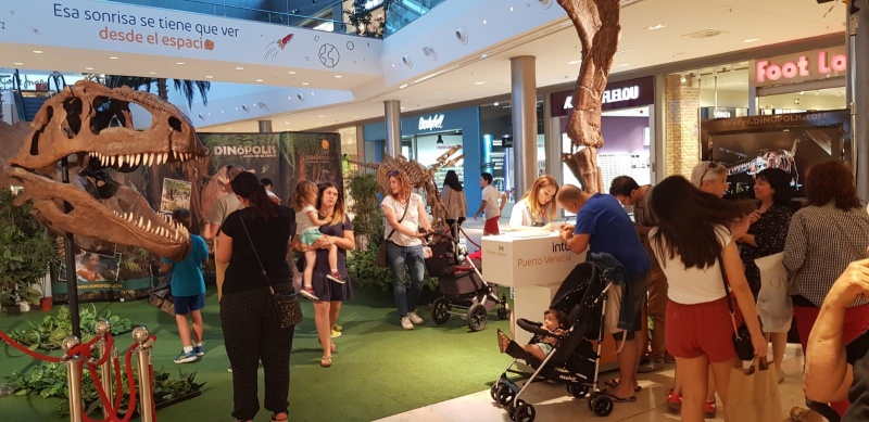 Los dinosaurios de Dinópolis vuelven a dejar huella en intu Puerto Venecia.