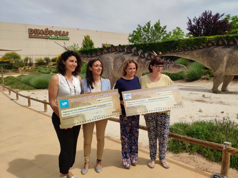 Dinópolis hace entrega a SAMS y Autismo Teruel del importe recaudado en sus XII Jornadas Solidarias.