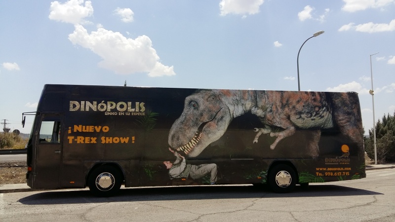 Dinópolis inicia su temporada estival con la puesta en marcha de su autobús promocional.