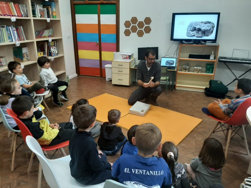 La Fundación Dinópolis acerca la paleontología a los escolares del colegio de Mosqueruela