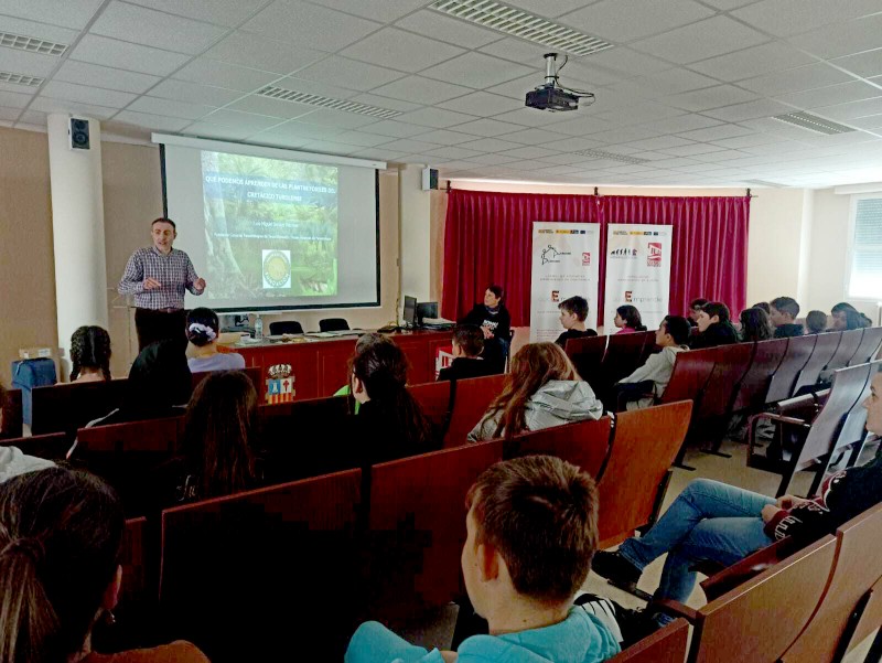 La Fundación Dinópolis acerca el estudio de las plantas fósiles turolenses a todas las edades