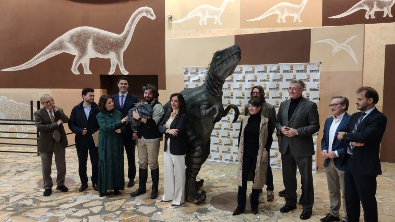 Un dinosaurio articulado de cuatro metros se convierte en el nuevo habitante de Dinópolis