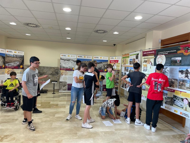 La exposición de la Fundación Dinópolis sobre los yacimientos paleontológicos BIC ha servido como aula educativa para el alumnado de Mora de Rubielos