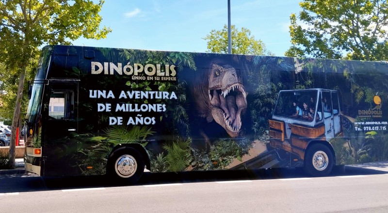 Dinópolis arranca su temporada estival con la puesta en marcha de su autobús promocional y con una importante campaña en cines
