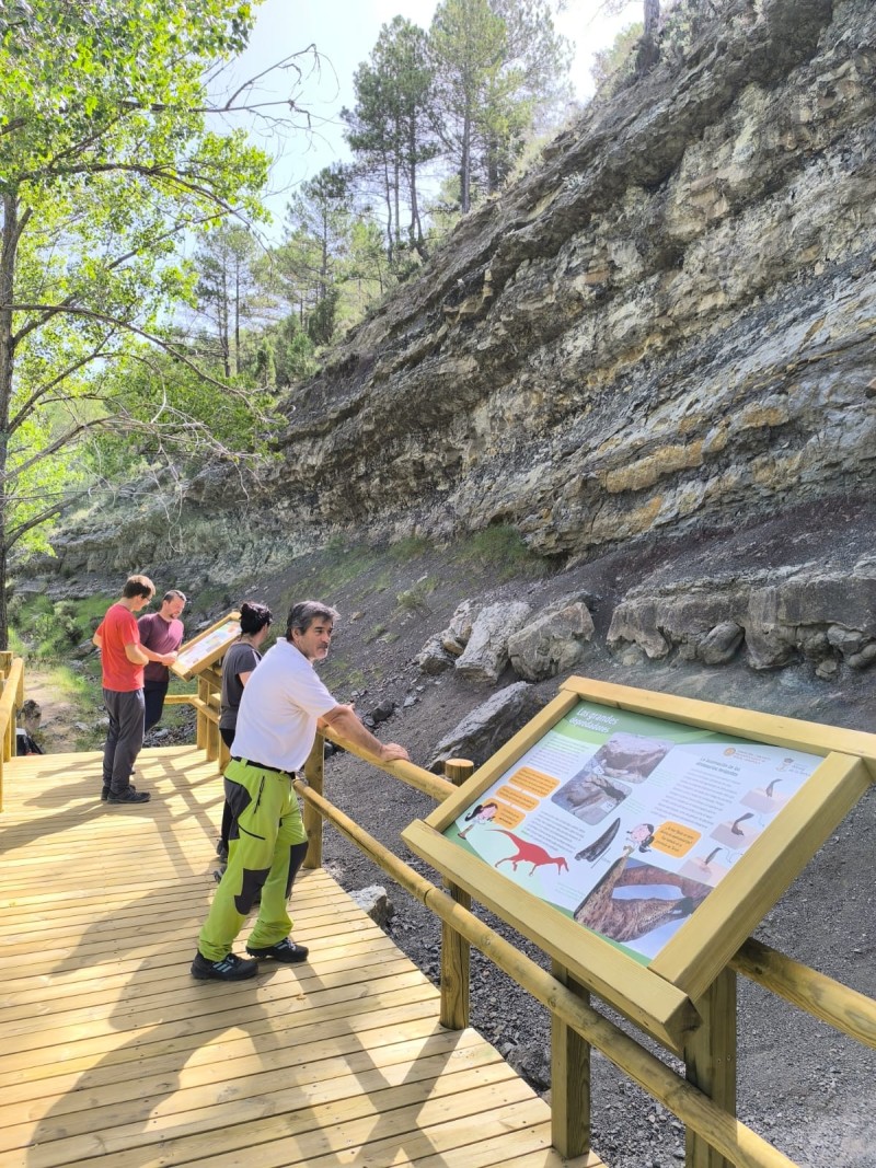 Alcalá de la Selva (Teruel) estrena un yacimiento en el que los visitantes pueden ver huellas de dinosaurios con las impresiones de su piel