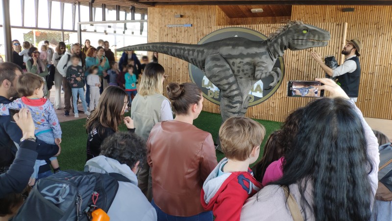 Dinópolis ‘rugirá con fuerza’ con su autobús promocional y su dinosaurio articulado en el Gran Premio GoPro Aragón