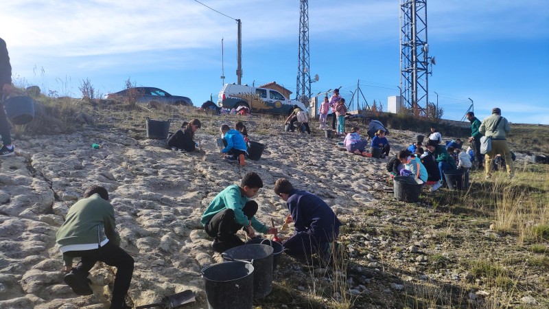 La Fundación Dinópolis organiza una actividad científica con estudiantes en un yacimiento de icnitas de dinosaurio de la ruta “La Carretera de las Huellas de Dinosaurio”