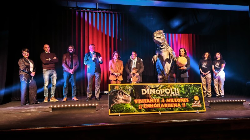 Dinópolis alcanza su visitante 4 millones y lo premia regalándole su viaje soñado