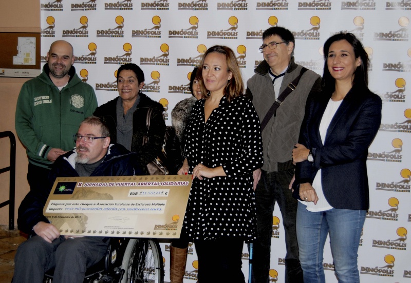 Dinópolis hace entrega a ATUEM de 11.570 euros de sus jornadas solidarias.