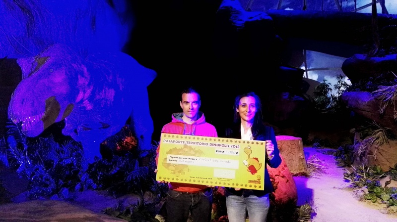 Dinópolis entrega los 1.000€ de su ‘Pasaporte Territorio Dinópolis 2018’.