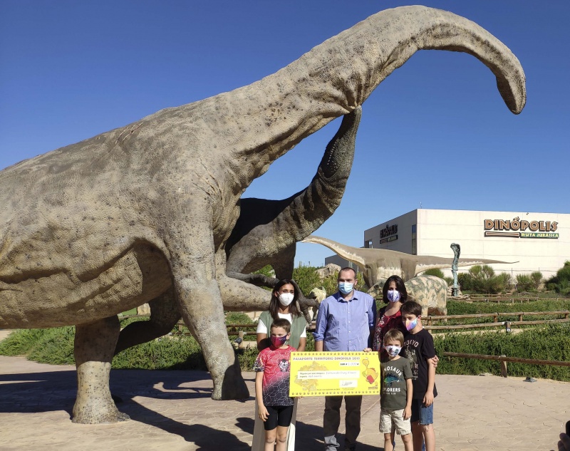Una familia segoviana ganadora del premio de 1.000 euros del Pasaporte Territorio Dinópolis 2019.