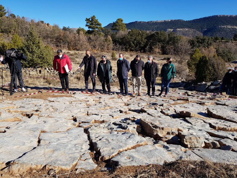 Felipe Faci celebra con los investigadores de Dinópolis el descubrimiento de más de 400 nuevas huellas de dinosaurios en El Castellar (Teruel)