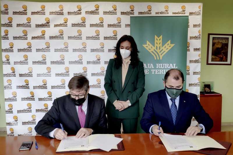 Dinópolis y Caja Rural de Teruel ratifican el convenio que mantendrá precios reducidos para los escolares turolenses.