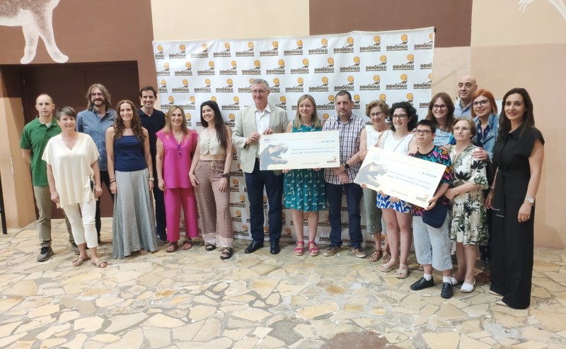 Dinópolis entrega más de 28.000 euros a las asociaciones beneficiarias de sus XV Jornadas Solidarias.